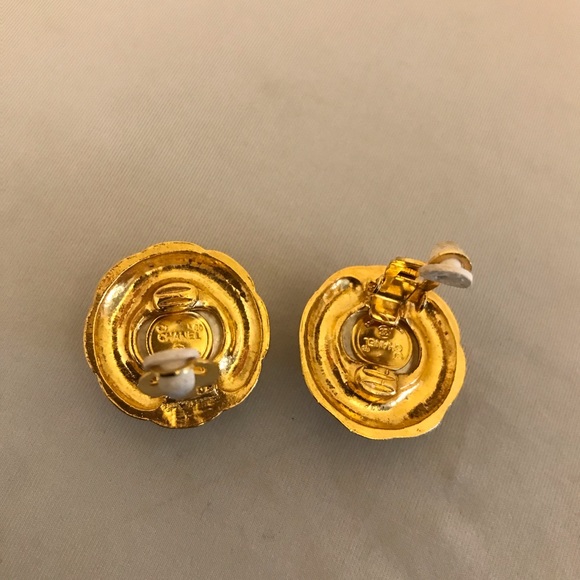 CHANEL Disc Pearl Clip On Earrings 1" 25.6g - Picture 3 of 7